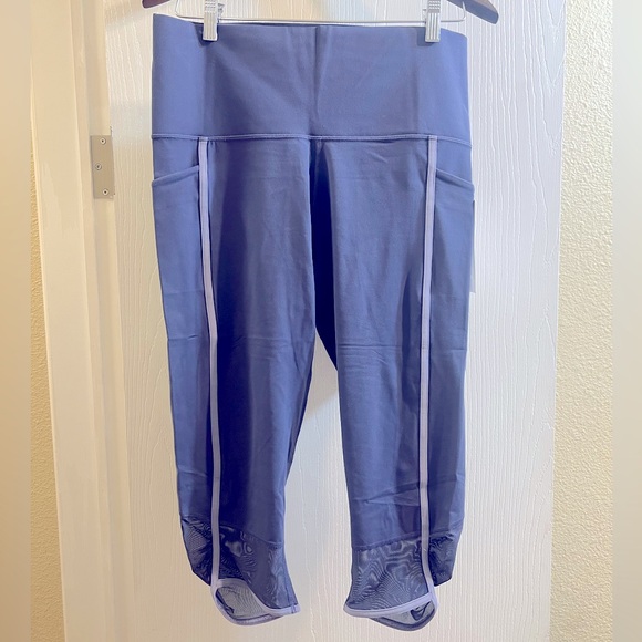 Athleta Pants - Salutation stash pocket || capri